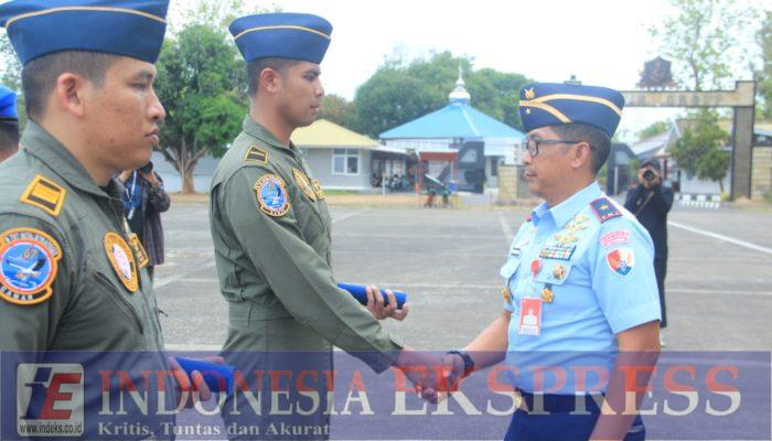 Danlanud Sultan Hasanuddin Pimpin Upacara Tradisi Kaptensi dan Transisi Penerbang Skadron Udara 5