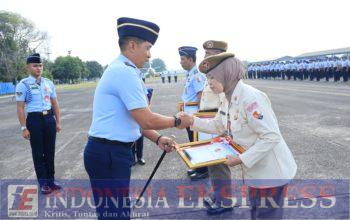 Danlanud Sultan Hasanuddin Berikan Piagam Penghargaan Kepada Personel Yang Memasuki Purnah Tugas