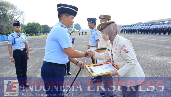 Danlanud Sultan Hasanuddin Berikan Piagam Penghargaan Kepada Personel Yang Memasuki Purnah Tugas