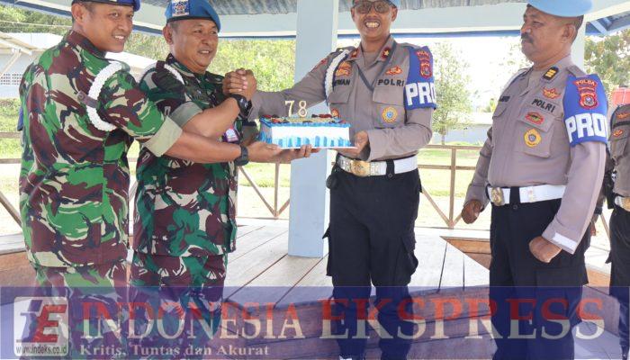 Bid Propam Polda Sultra Berikan Kejutan Kue Ulang Tahun untuk POM TNI AU di HUT ke-78