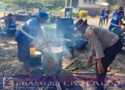 Personel Gabungan Polri dan TNI Masak untuk Pengungsi Erupsi Gunung Lewotobi di Posko Pengungsian Konga