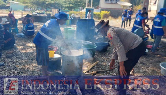 Personel Gabungan Polri dan TNI Masak untuk Pengungsi Erupsi Gunung Lewotobi di Posko Pengungsian Konga