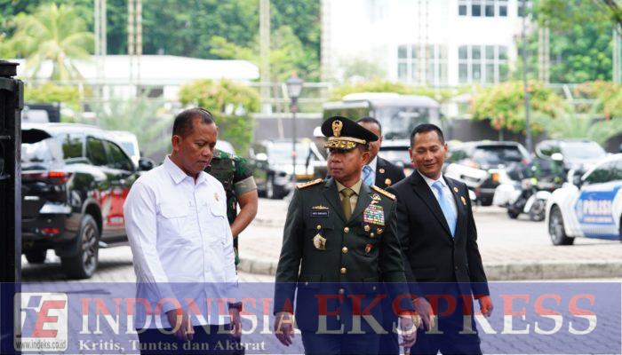 Panglima TNI Hadiri Acara Pelantikan KPU, DEN, Otorita IKN dan Kompolnas di Istana Negara