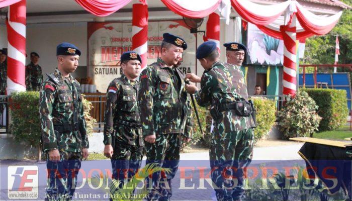 Brigjen Pol Amur Chandra Juli Buana,SH., MH Bersama Ndarto Moita, S.I.P Kades Asemi Nunulai Mendapatkan Penganugerahan Warga Kehormatan Korps Brimob Polri