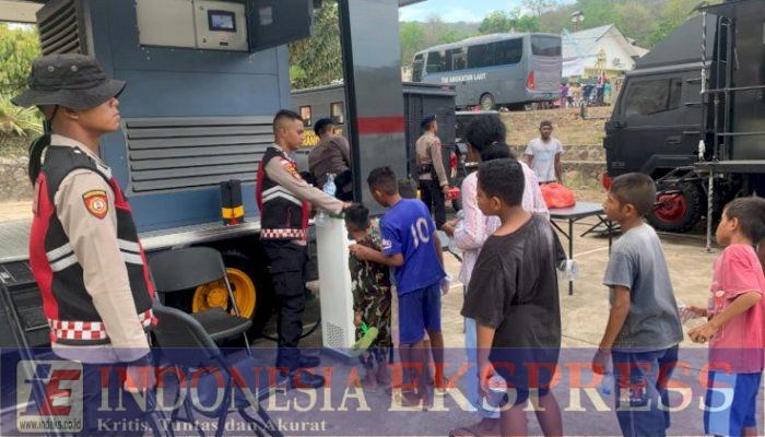 Polri Terus Distribusikan Air Bersih untuk Pengungsi Erupsi Gunung Lewotobi di Flores Timur