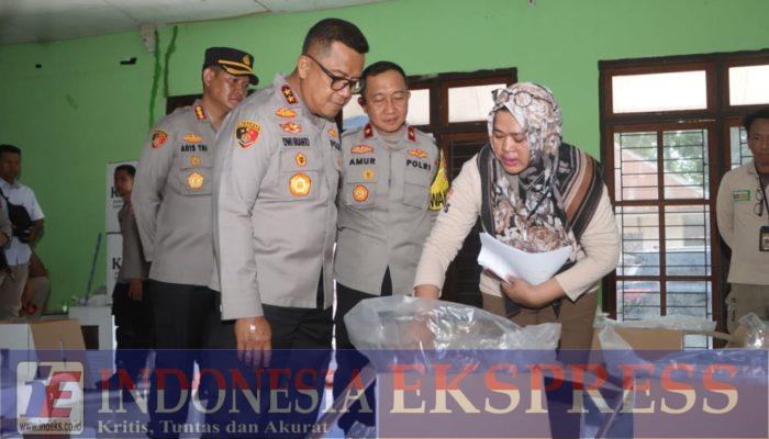 Kapolda Sultra Pantau Langsung Logistik Pilkada 2024 di KPU Kota Kendari