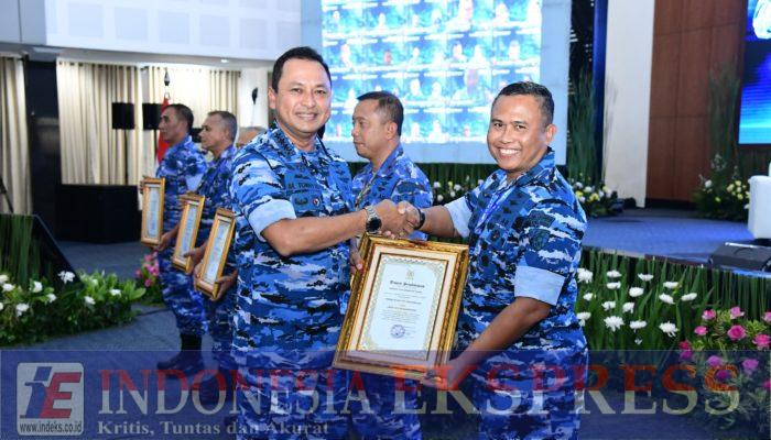 Apel Komandan Satuan Jajaran TNI Angkatan Udara 2024, Lanud Sultan Hasanuddin Terima Penghargaan Zona Integritas