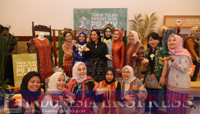 Persit Persatuan Istri Prajurit KODAM XIV/Hasanuddin Tampilkan Kreasi Tenun Khas Tolaki untuk Program #PersitBisa