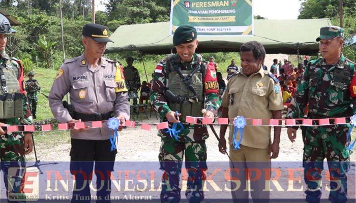 Satgas Yonif 762/VYS Bersama Masyarakat Perbaiki Jembatan dan Peresmian Jembatan serta Pembagian Kado Natal