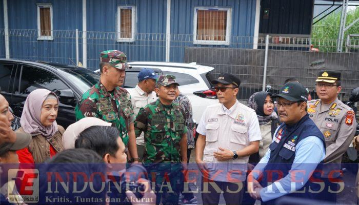 Kapoksahli Pangdam XIV/Hsn Dampingi Mensos Tinjau Pengungsian Korban Banjir di Makassar