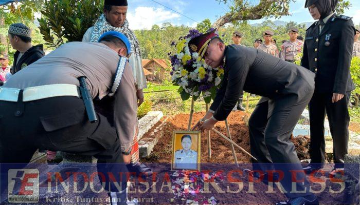 Kapolri Berikan Kenaikan Pangkat Anumerta Kepada Bripka Andithya