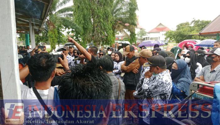 Aksi Unjuk Rasa Guru PNS dan PPPK Konawe Utara, Ini Tuntutannya