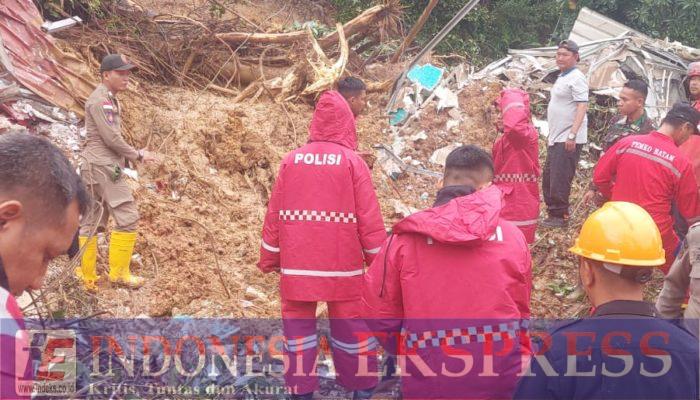 RESPON CEPAT POLDA KEPRI EVAKUASI BENCANA ALAM TANAH LONGSOR YANG MENIMPA RUMAH WARGA DI TIBAN KOPERASI