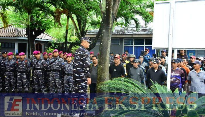 TNI AL Bersama Masyarakat Pesisir Bongkar Pagar Laut Sepanjang 30 KM di Tangerang