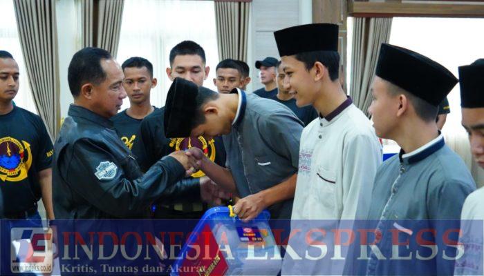 Panglima TNI Berikan Bantuan Sosial kepada Anak-Anak Yatim Piatu di Bumi Marinir Cilandak