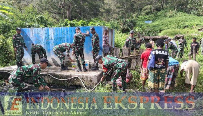Babinsa Koramil 1715-03/Kurima Bantu Warga Kampung Polimo dalam Kegiatan Kebersihan dan Perbaikan Saluran Air