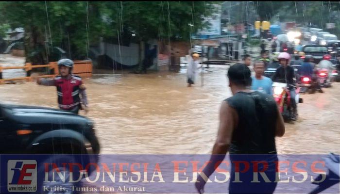 Personel Polresta Kendari Bantu Warga Terdampak Banjir Akibat Curah Hujan Tinggi