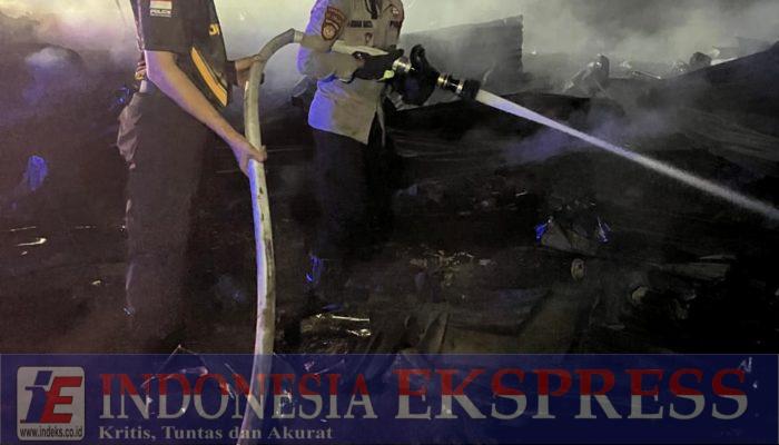Personel Ditsamapta Polda Sultra Respon Cepat Bantu Padamkan Kebakaran di Kawasan Perumahan TPA Puuwatu