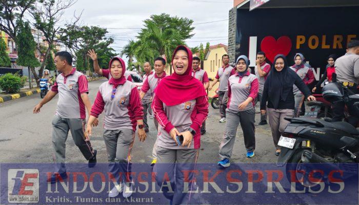 Kabag SDM Polres Pinrang Pimpin Olahraga Pagi untuk Jaga Kebugaran Personel