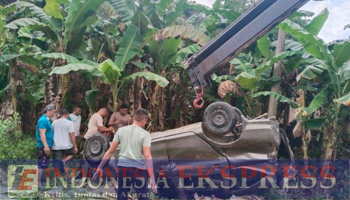 Personel Sipammat Subditgasum Ditsamapta Polda Sultra Evakuasi Mobil Daihatsu Sigra yang Alami Kecelakaan Tunggal di Puuwatu