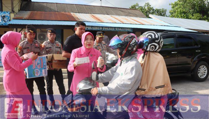 Pengurus Cabang Bhayangkari Wakatobi, Menyebarkan Kasih Sayang melalui Berbagi Menu Takjil