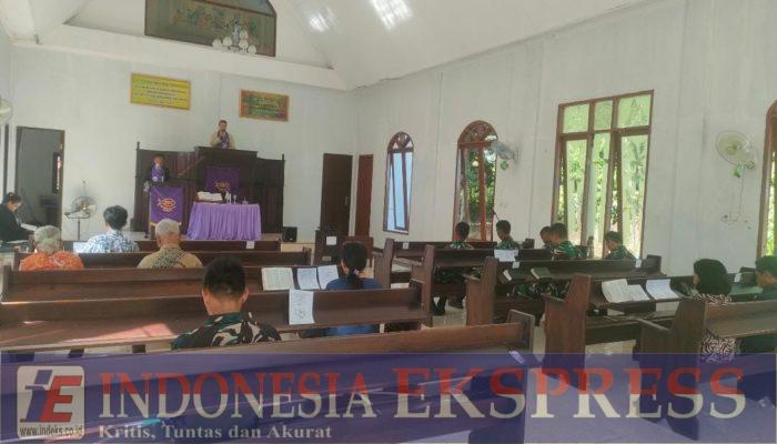 Personel Satgas TMMD melaksanakan Ibadah Kebaktian di Gereja GPIB POS PELKES EFRATA Balikpapan