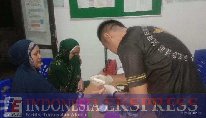 Personel Kesehatan Satgas TMMD ke-123 Kodim 0905/BPP Membantu Pemeriksaan Kesehatan Warga Teritip