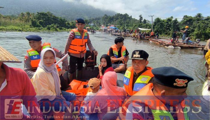 Brimob Sultra Evakuasi Warga Terdampak Banjir di Desa Linomoyo, Konawe Utara