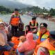 Brimob Sultra Evakuasi Warga Terdampak Banjir di Desa Linomoyo, Konawe Utara