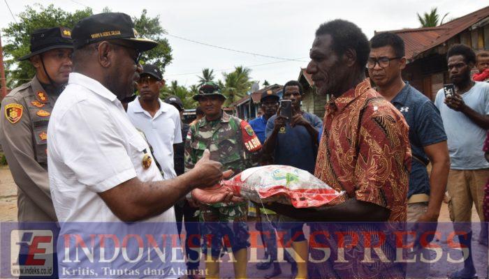 PEMDA MERAUKE BERSAMA TNI-POLRI SALURKAN BANTUAN KEPADA WARGA TERDAMPAK BANJIR ROB