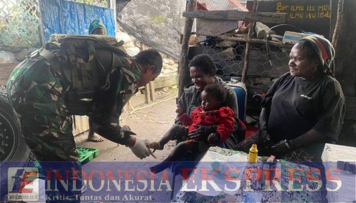 Satgas TNI Bantu Tangani Bayi Alami Luka Bakar di Honai
