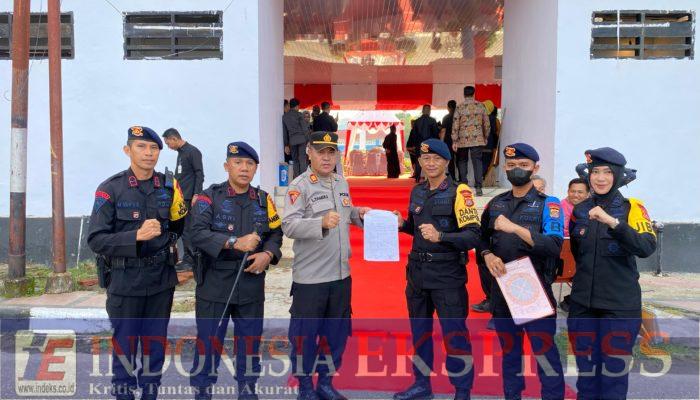 Gegana Polda Sultra Sterilkan Alun-alun 19 November Kolaka Jelang Upacara HUT Sultra ke-61