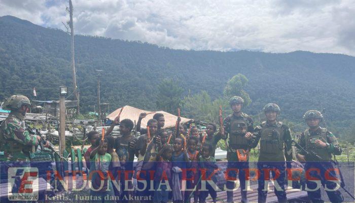 Bersama Rakyat, Prajurit TNI Warnai Hari Anak-anak Kampung Dambet