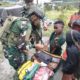 Warga Kampung Dambed Antre Sukarela untuk Dapatkan Layanan Kesehatan Satgas TNI