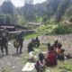 Prajurit TNI Borong Hasil Tani Warga di Pedalaman Papua, Petani Lega dan Terharu