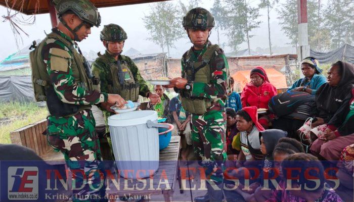 Hujan Tak Halangi Kebersamaan TNI dan Warga Eronggobak Ibadah dan Makan Bersama 