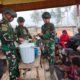 Hujan Tak Halangi Kebersamaan TNI dan Warga Eronggobak Ibadah dan Makan Bersama 