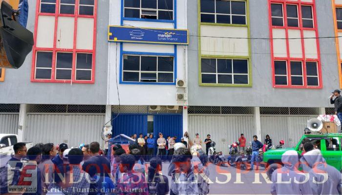 Mandiri Tunas Finance Kendari Didemo Terkait Dugaan Kelalaian Input Angsuran Debitur
