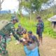 Jumat Penuh Berkah, Satgas TNI dan Warga Wombru Berbagi Kebersamaan Lewat Sepiring Nasi
