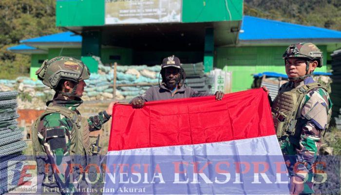 Merah Putih Berkibar di Ujung Negeri: Satgas TNI dan Warga Amungi Teguhkan Semangat Persatuan