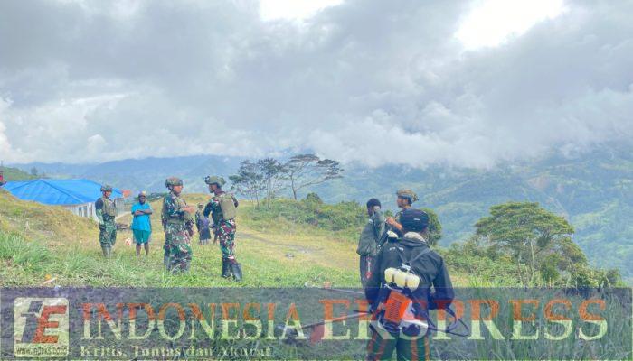 Satgas Yonif 700/WYC dan Warga Kampung Wombru Bersatu Siapkan Tradisi Bakar Batu di Pegunungan Papua
