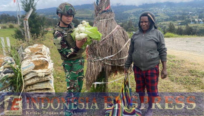Harukan Hati! Satgas TNI Borong Hasil Tani Mama-Mama Papua di Kampung Wako