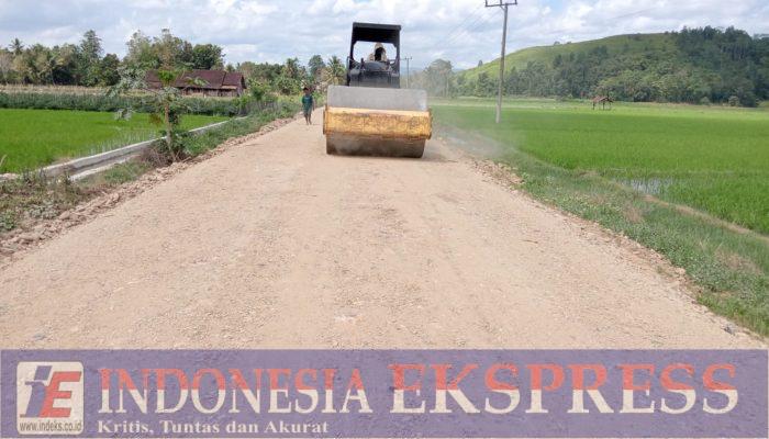 Satgas TMMD 125 Kodim 1417/Kendari Kerahkan Vibration Roller untuk Pengerasan Jalan di Desa Garuda