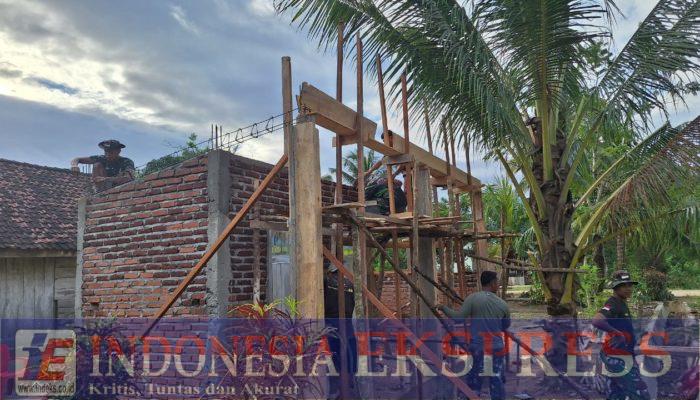 Satgas TMMD 125 Kodim 1417/Kendari dan Warga Kompak Pasang Papan Cor MCK di Desa Nekudu