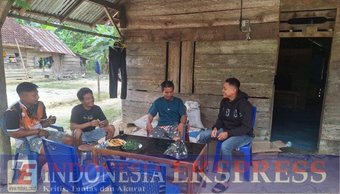 Pererat Silaturahmi, Personel Satgas TMMD 125 Kodim 1417/Kendari Gelar Komsos di Tengah Kesibukan