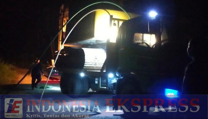 Meski Larut Malam, Satgas TMMD 125 Kodim 1417/Kendari Tetap Turunkan Alat Berat di Asipako