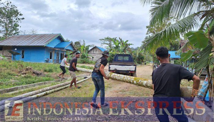 Satgas TMMD 125 Kodim 1417/Kendari Angkut Pohon Pinang, Dukung Semarak Lomba HUT RI ke-80