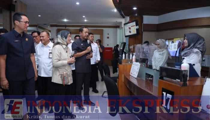 Menteri Pendayagunaan Aparatur Negara dan Reformasi Birokrasi saat meninjau MPP Kab.Badung