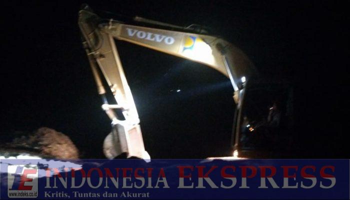 Satgas TMMD 125 Kodim 1417/Kendari Kejar Target Pengerjaan Jalan hingga Larut Malam