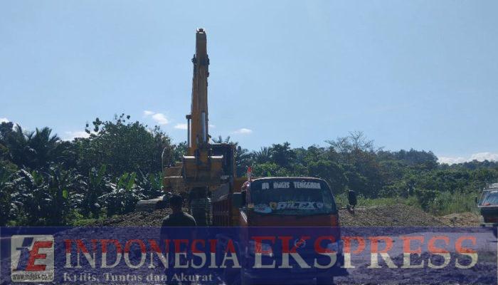 Suara Alat Berat Menggema di Asinua, Satgas TMMD 125 Kodim 1417/Kendari Kejar Target Rampungkan Jalan Desa